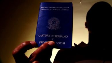 Crise econômica fez diminuir o número de trabalhadores com carteira assinada no país