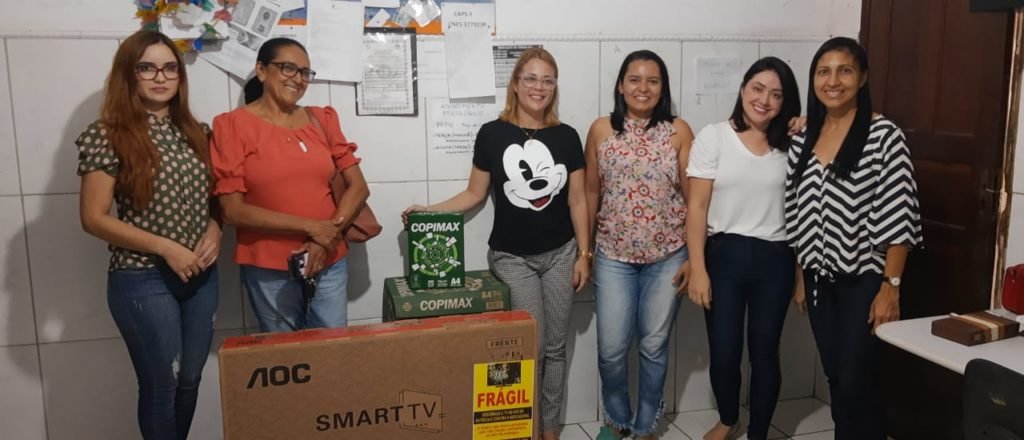 Ângela Frazão Barros - entrega de materiais didáticos e uma Smart TV