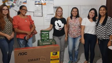 Ângela Frazão Barros - entrega de materiais didáticos e uma Smart TV