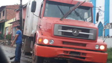 Motorista perdeu controle do caminhão baú