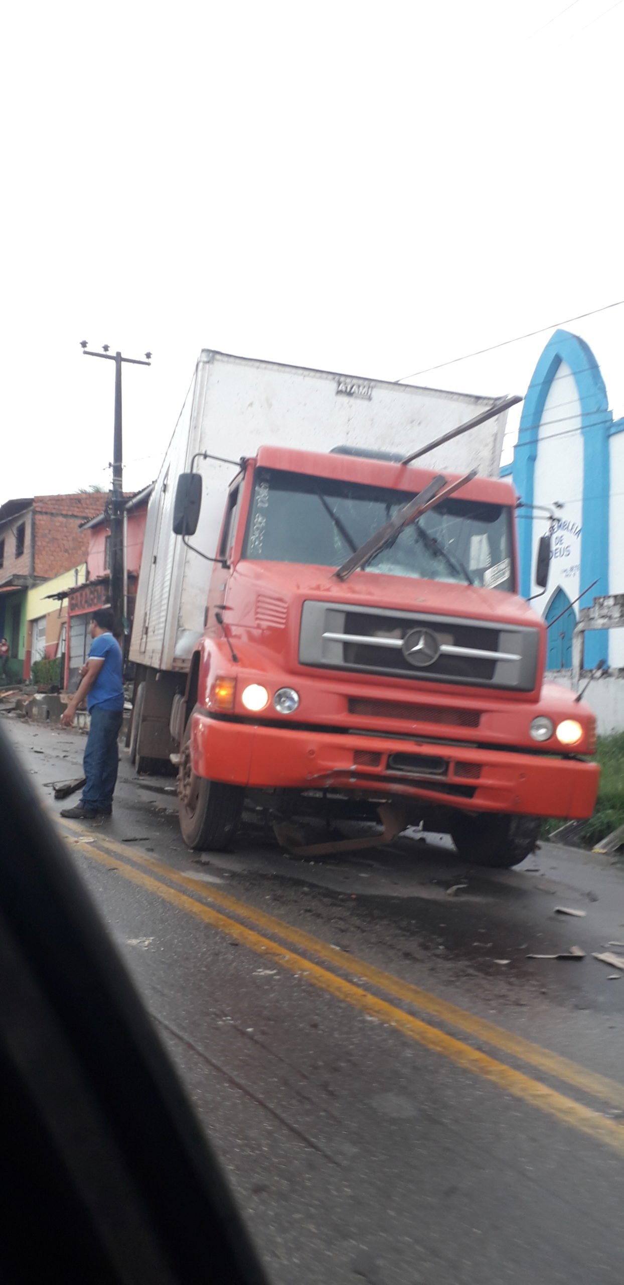 Motorista perdeu controle do caminhão baú