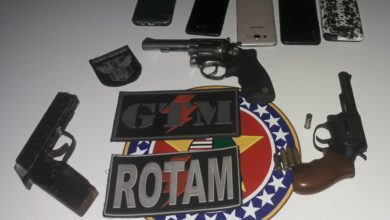 Armas, munições e telefones foram apreendido