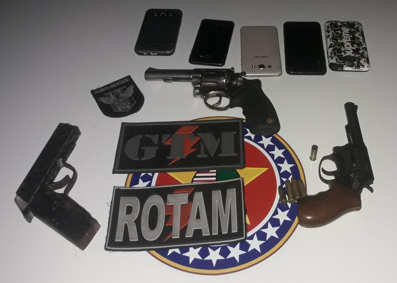 Armas, munições e telefones foram apreendido