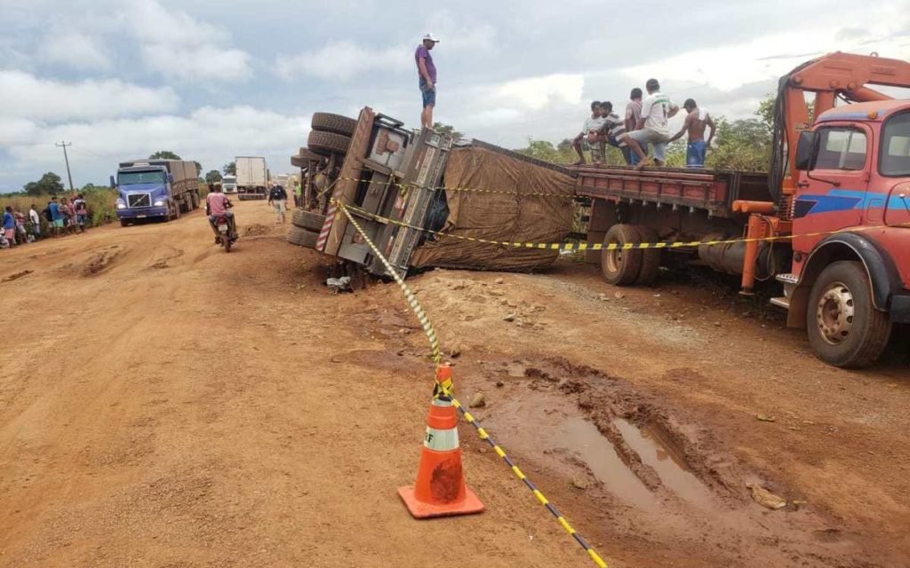 Caminhão focou tombado na BR-135