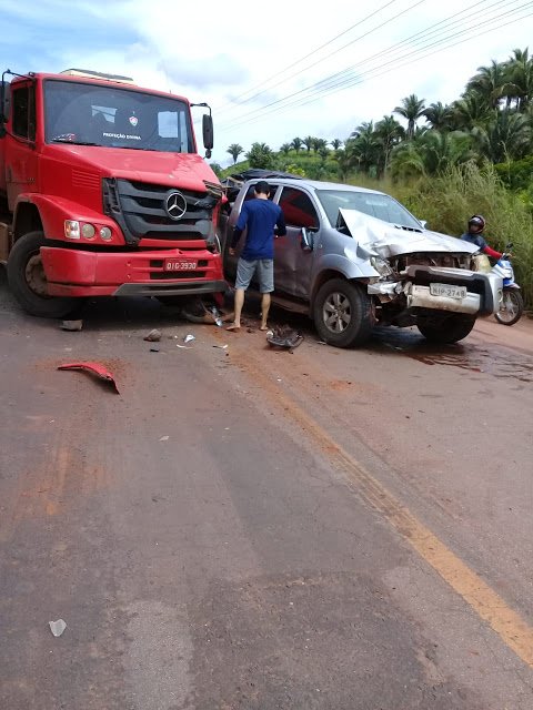 Caminhão trancou a camionete causando o acidente