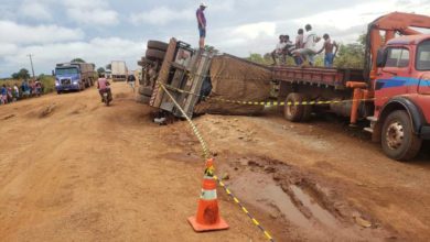 Caminhão focou tombado na BR-135