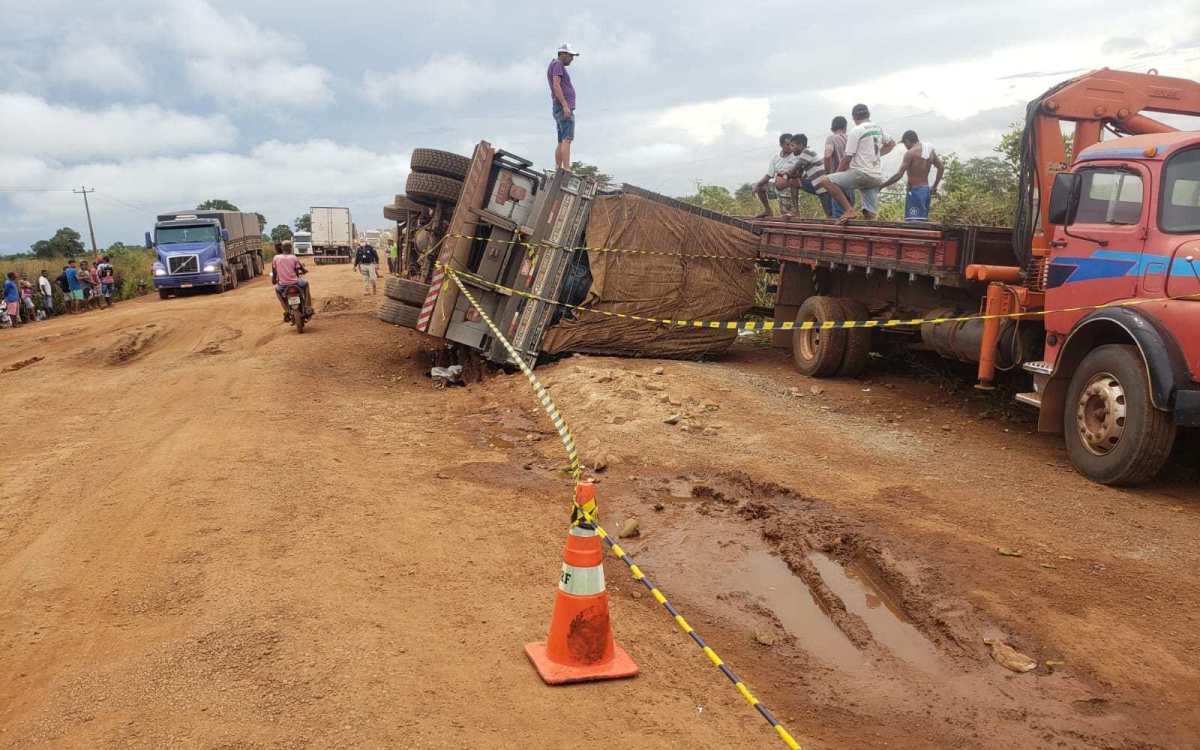 Caminhão focou tombado na BR-135