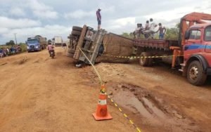 Caminhão focou tombado na BR-135