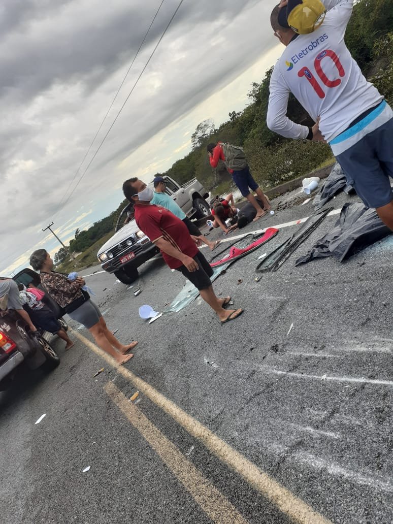 Camionete capotou na pista