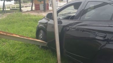 Carro ficou abandonado próximo ao hotel
