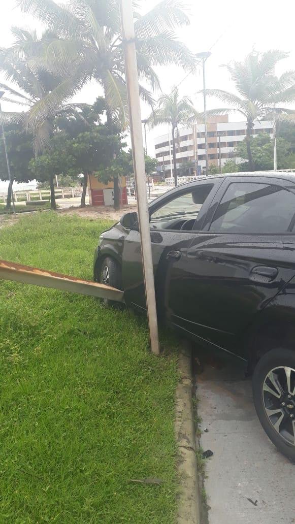 Carro ficou abandonado próximo ao hotel