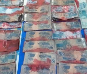 Cédulas encontradas pela polícia após explosão de banco realizadas pelos acusados