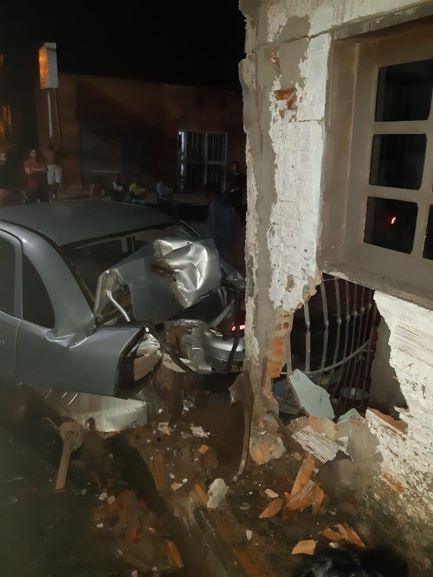 Criminosos colidiram com residência