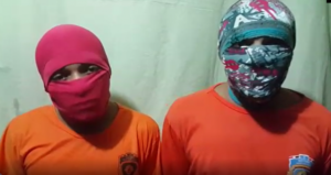 Detentos cobrem o rosto durante o vídeo