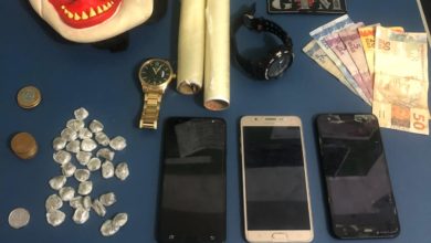 Droga, dinheiro e celulares que estava em posse da dupla