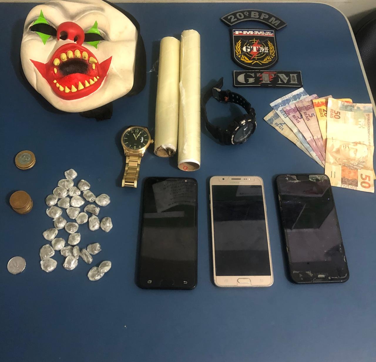 Droga, dinheiro e celulares que estava em posse da dupla
