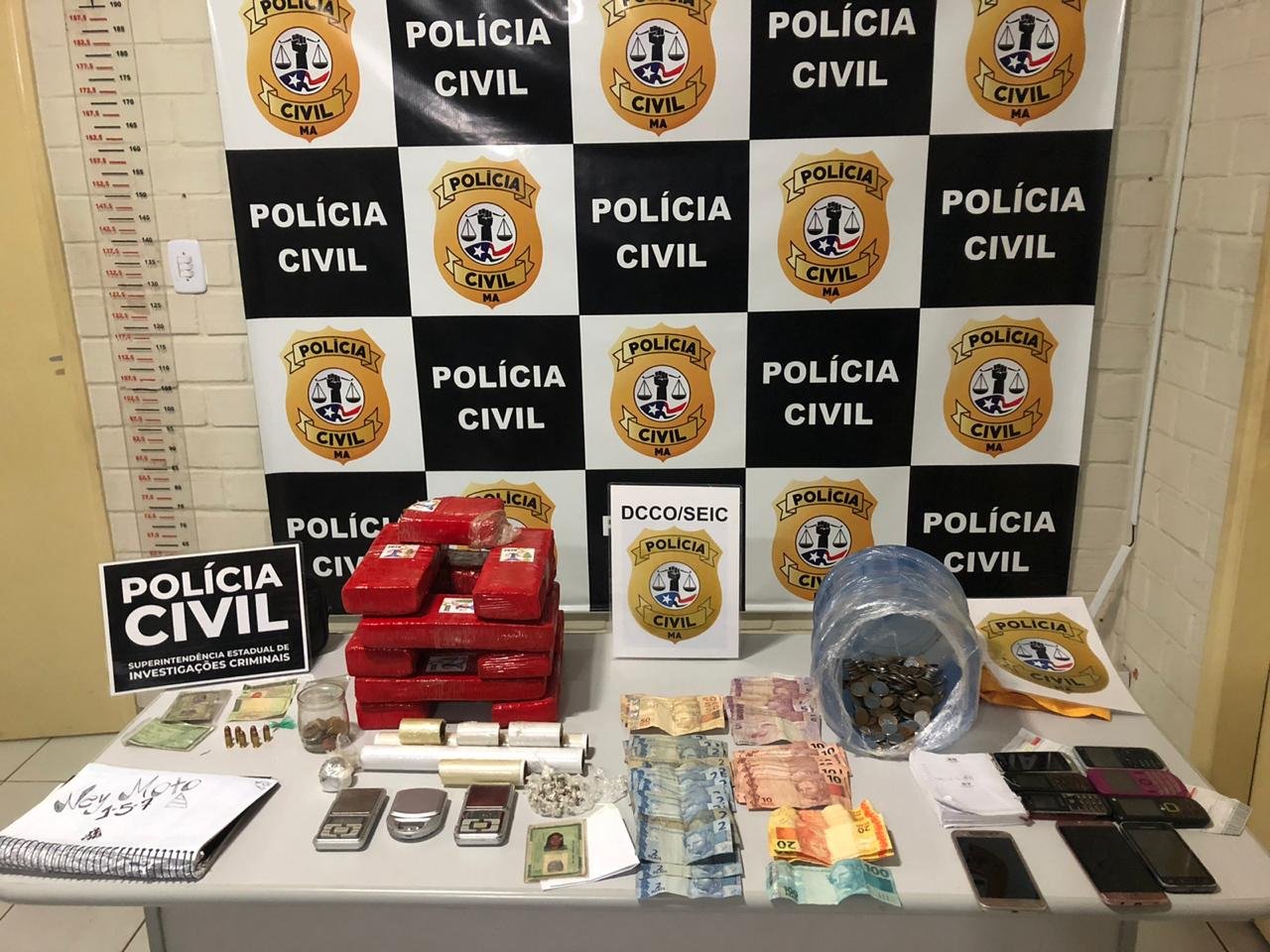 Droga e dinheiro apreendido pela polícia
