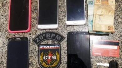 5 celulares que estava em posse da dupla