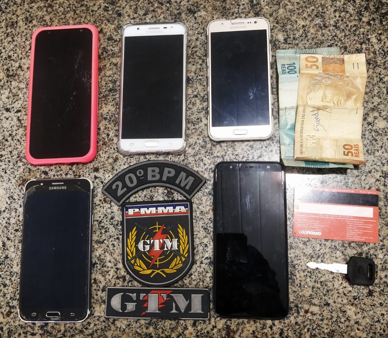 5 celulares que estava em posse da dupla