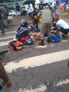 Socorristas do Samu e Bombeiro fazendo atendimento