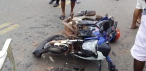 Motocicleta totalmente destruída
