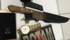 Objetos encontrados com os suspeitos