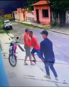 Odivan de camisa presa participando de assalto a residência