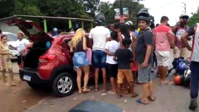 Pessoas tentam socorrer vítimas no carro