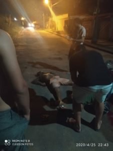Populares ainda prestaram socorro à dupla