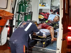 Vítima sendo socorrida pelo SAMU