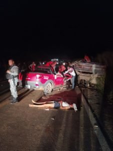 Veículo ficou completamente destruído