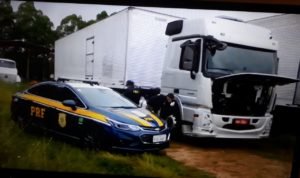 Veículos foram apreendido com cargas no valor de R$ 80 mil