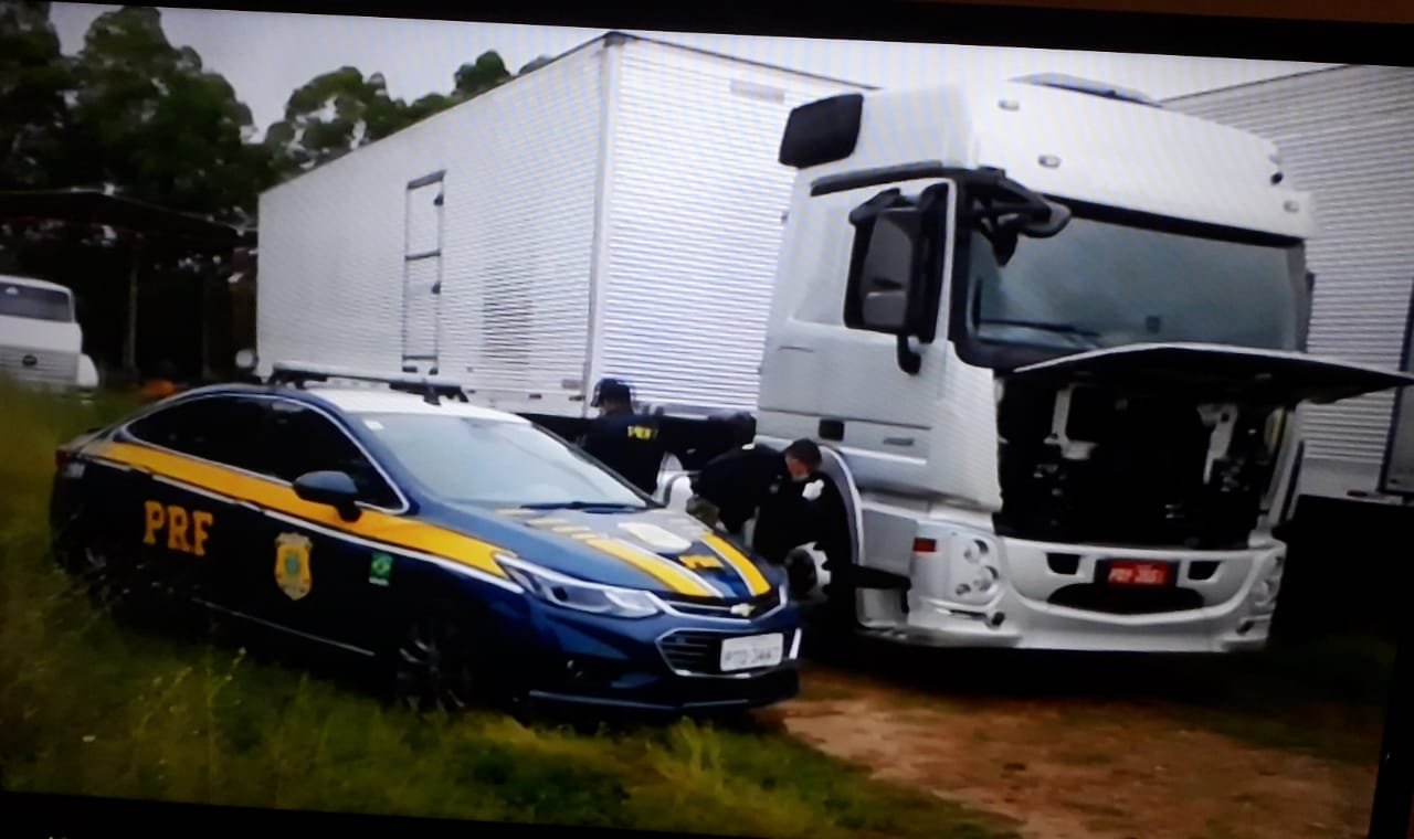 Veículos foram apreendido com cargas no valor de R$ 80 mil