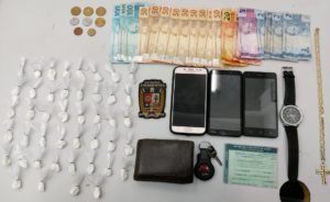 Drogas, celulares e dinheiro do tráfico