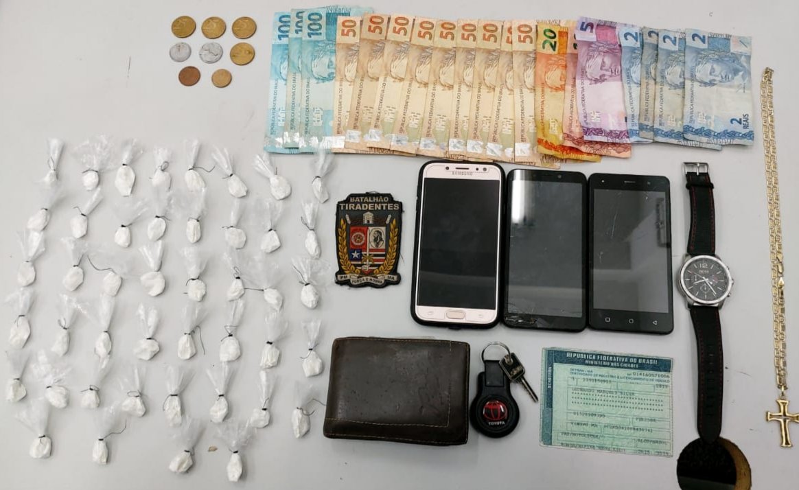 Drogas, celulares e dinheiro do tráfico