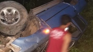 Carro ficou completamente destruído