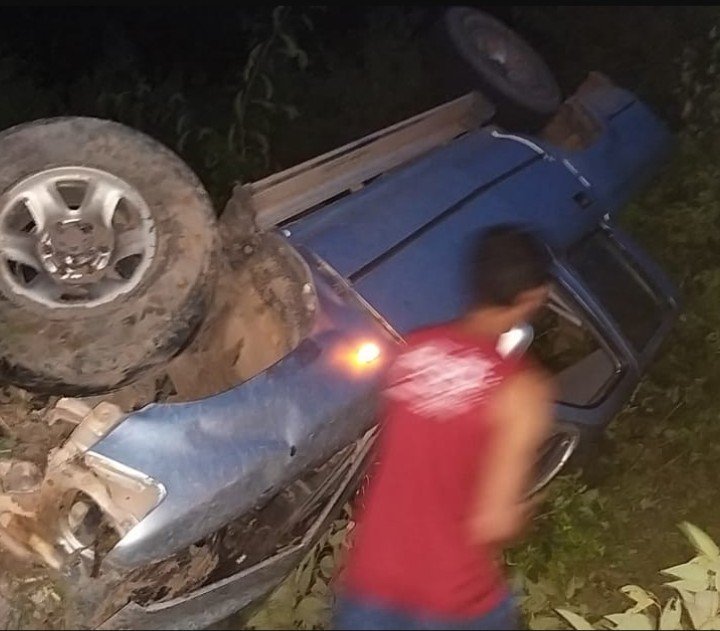 Carro ficou completamente destruído