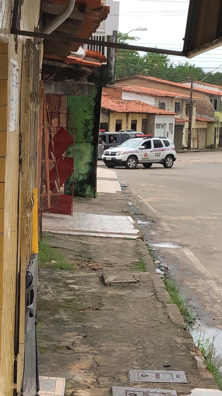 Equipes de policia foram ao local do atentado