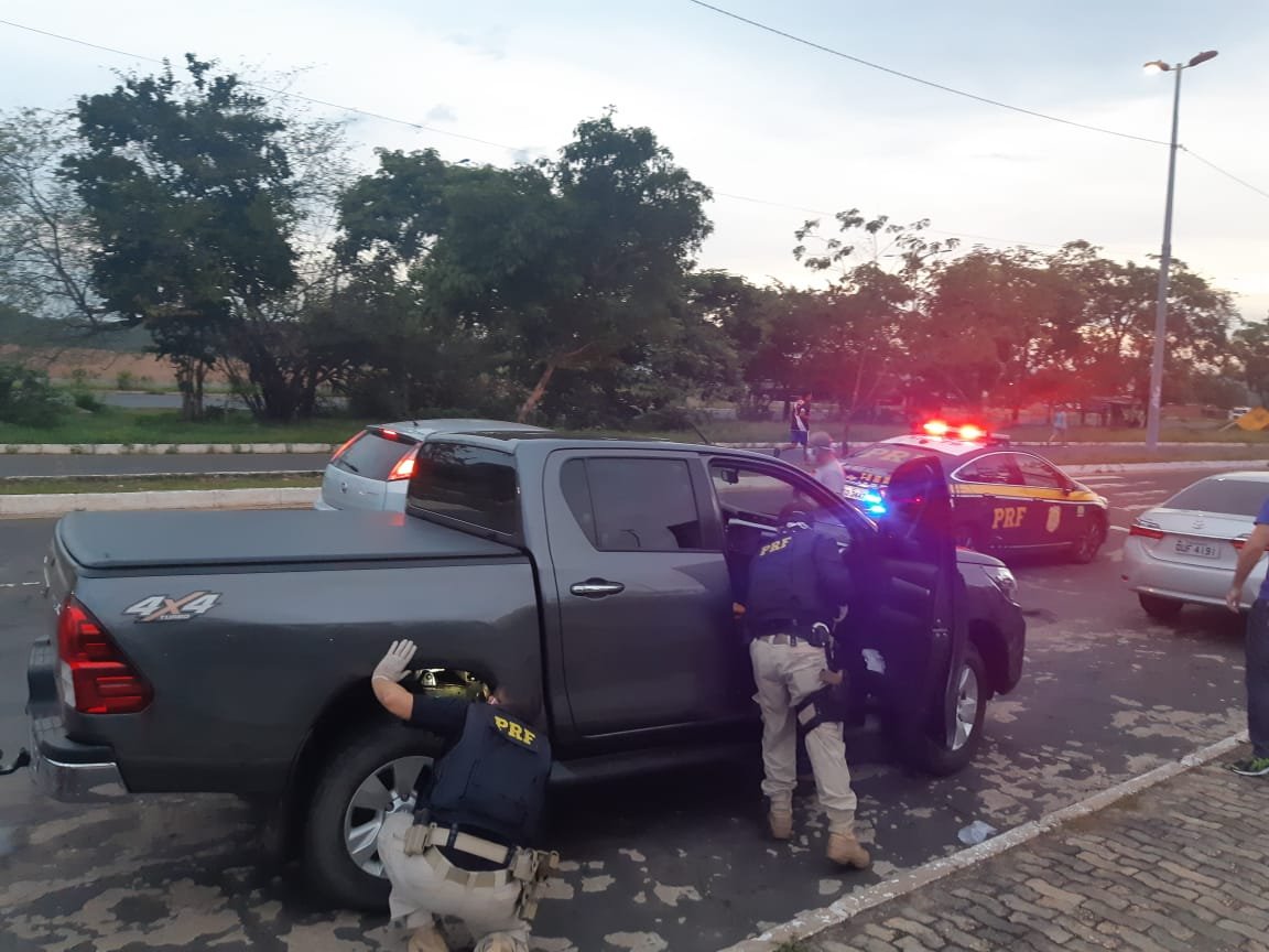 PRF realizando a revista nos veículos
