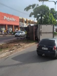 Caminhão derramou óleo após tombar
