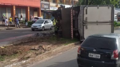 Caminhão derramou óleo após tombar