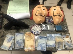 Dinheiro, drogas e uma arma apreendida pela policia
