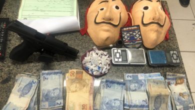 Dinheiro, drogas e uma arma apreendida pela policia