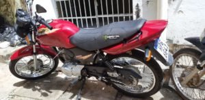 Moto apreendida junto com os criminosos