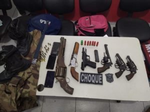 6 armas e muita munição apreendida