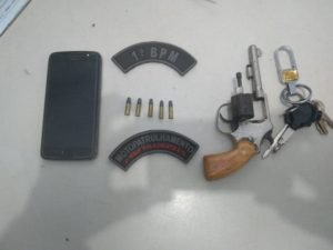 Arma e munição apreendida com os suspeitos