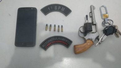 Arma e munição apreendida com os suspeitos