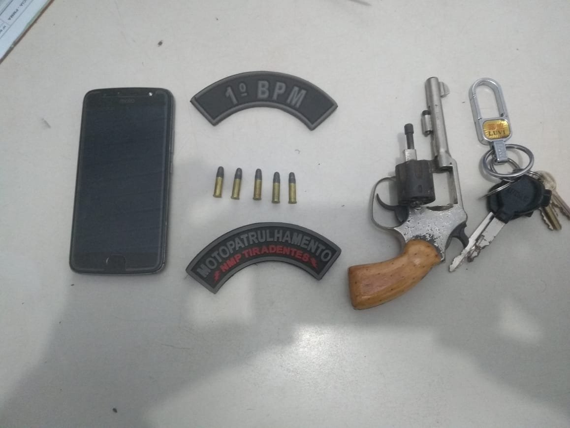 Arma e munição apreendida com os suspeitos
