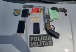 Arma e objetos pessoais da vítima que estava em posse dos criminosos