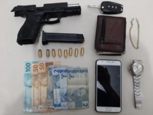 Arma e objetos pessoais que estava em posse do indivíduo